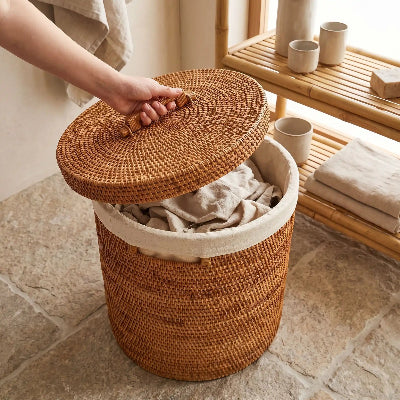 Panier à linge osier Ouvert couvercle dans la main