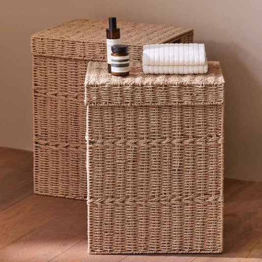 Deux Panier a linge  Wisteria avec serviette et produits de bain dessus