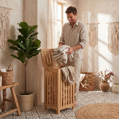 Panier à linge bois homme déposant son linge sale