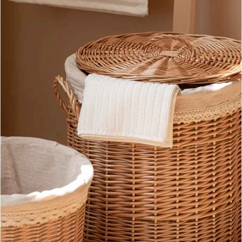 Zoom sur panier à linge en saule tressé